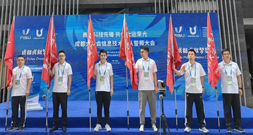 我们在成都东安湖体育公园主体育场，我们是成