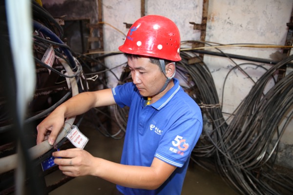 每一滴汗水，都是对信号满格的承诺